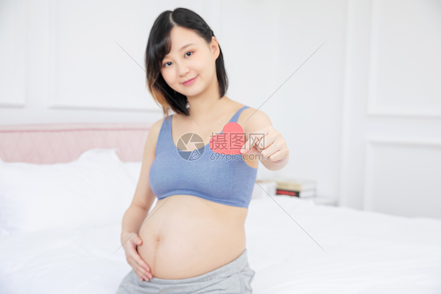 孕妇拿着爱心图片