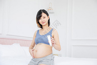 孕妇拿着乳霜图片