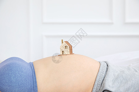 孕妇肚子上房子特写图片