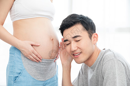 丈夫听孕妇肚子图片