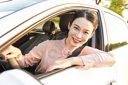 年轻女性驾车高清图片