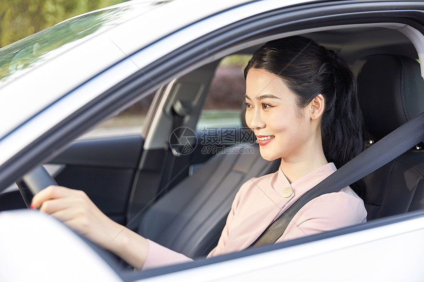 年轻女性驾车图片