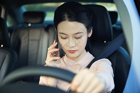 年轻女性车内打电话图片