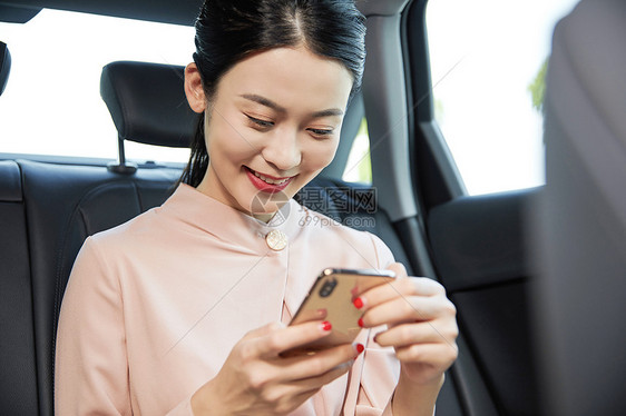 年轻女子车内使用手机图片