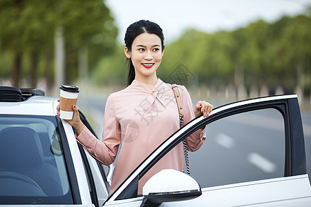 女性驾车图片