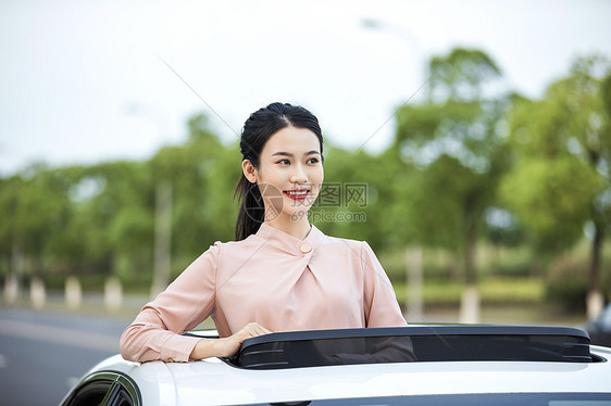 美女乘车兜风图片