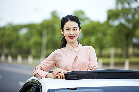 美女乘车兜风图片