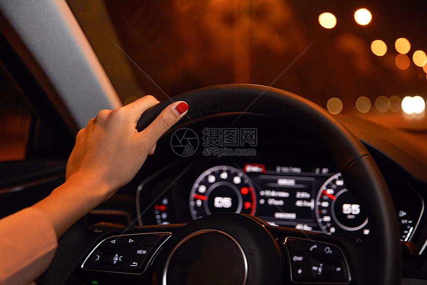 女性夜间行驶图片