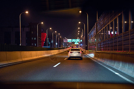 夜间高架路夜晚行驶的汽车高清图片