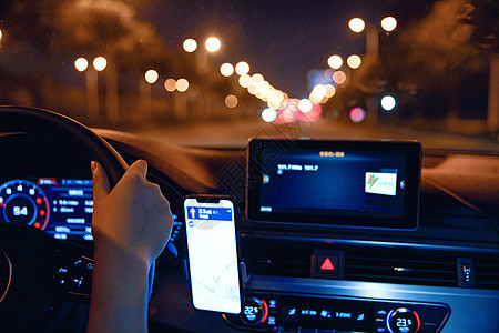 女性夜间行驶背景图片