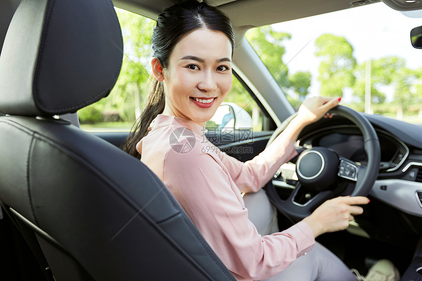 女性驾车