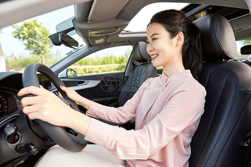 年轻女性驾车