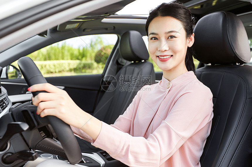 年轻女性驾车
