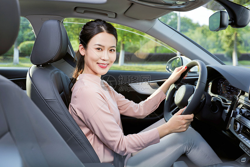 女性驾车
