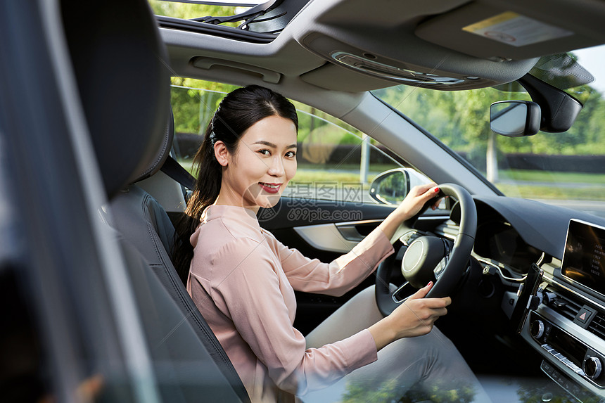 女性驾车