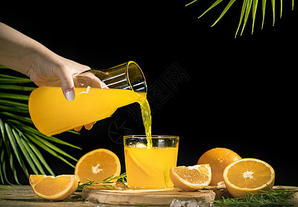 倒橙汁图片