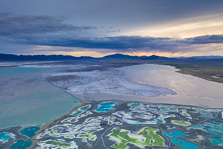 色块搭配西北大柴旦翡翠湖航拍背景