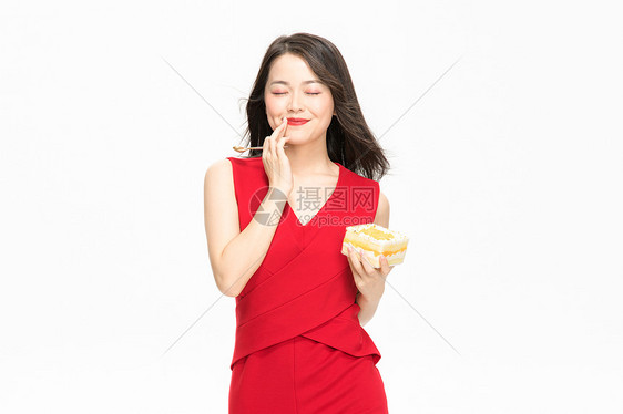 美女吃水果蛋糕图片