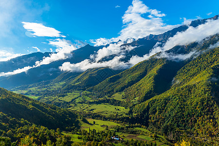 高加索山脉山谷背景图片