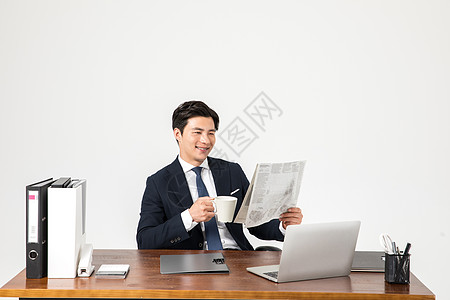 商务男性喝咖啡职场男青年办公休息看报纸背景