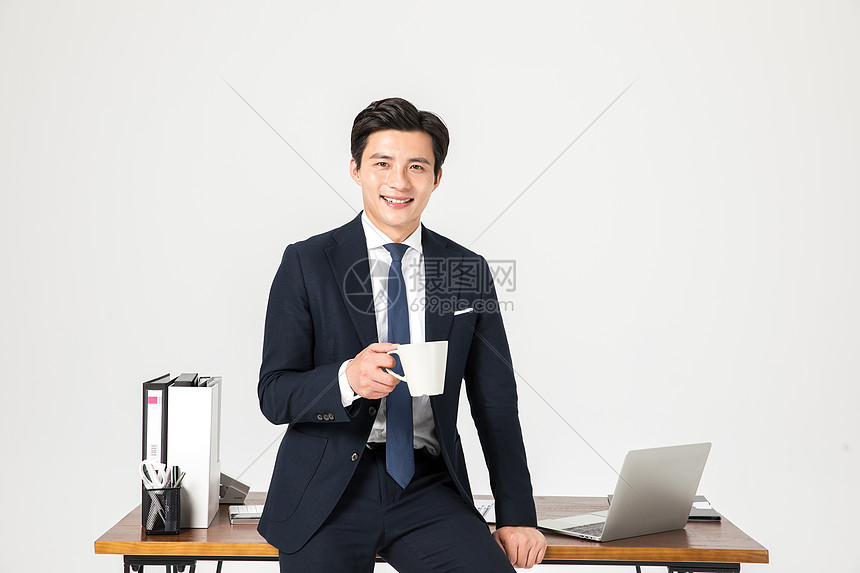 年轻商务男性办公室形象图片