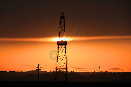 新疆戈壁滩日落电线塔图片