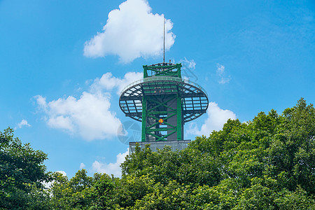 庐山植物园蓝天白云下的九江庐山西海玻璃观景台背景