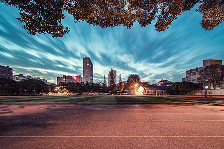 日落时分的校园操场背景图片