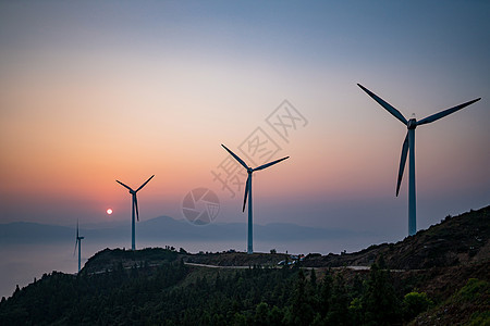 三爪山的风车日落图片