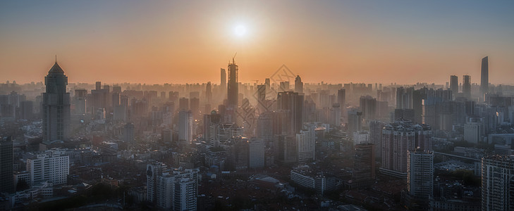 黄昏中的城市天际线高清图片