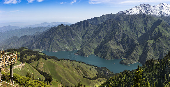 高山湖泊天山天池全景背景