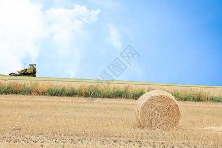 农田收割麦田收割机高清图片