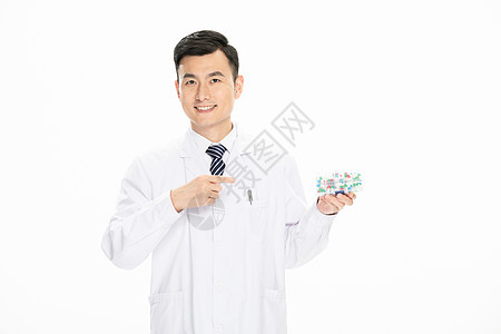 男性医生展示药物图片