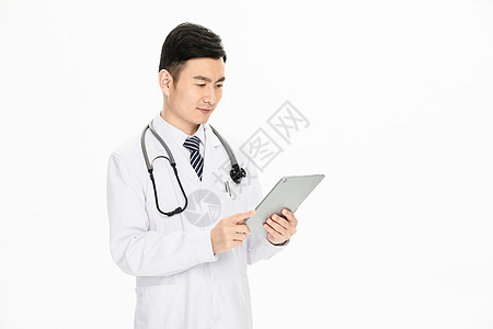 男性医生使用平板图片