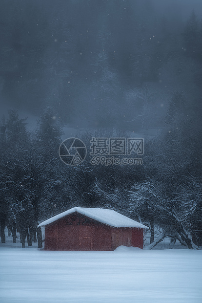 新疆雪山小屋图片