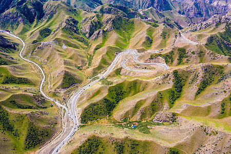 航拍大山里的公路图片