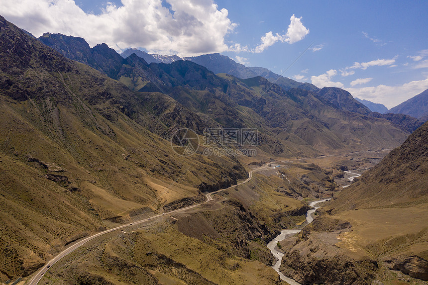 航拍大山里的公路图片