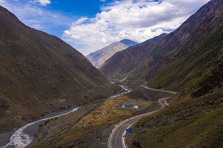 航拍大山里的公路图片