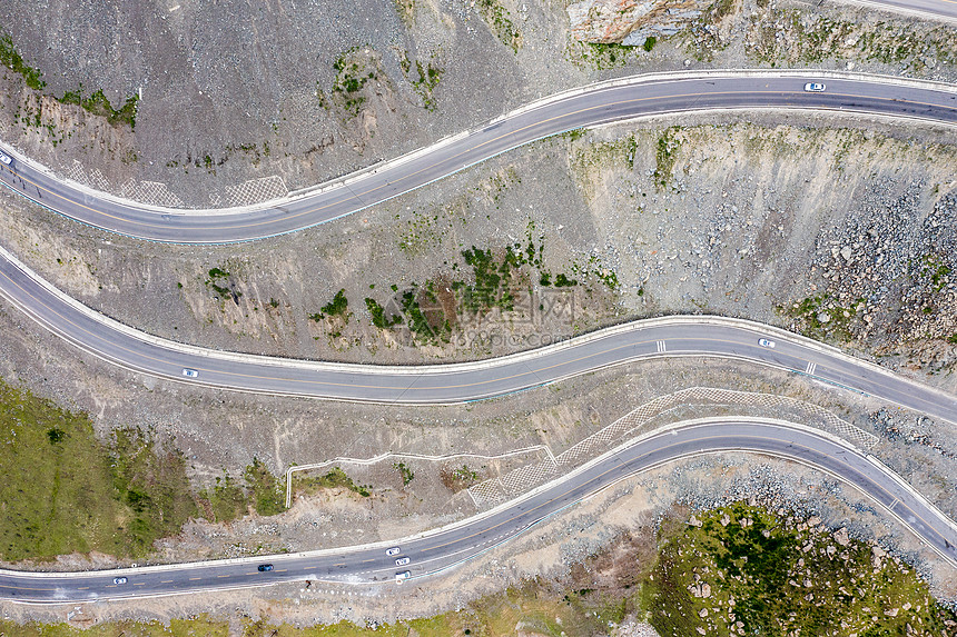 航拍大山里的公路图片