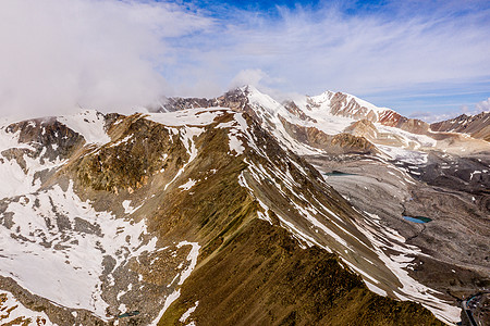 云雾雪山新疆天山雪峰背景图片