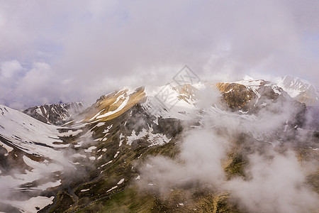 云雾雪山新疆天山雪峰背景图片