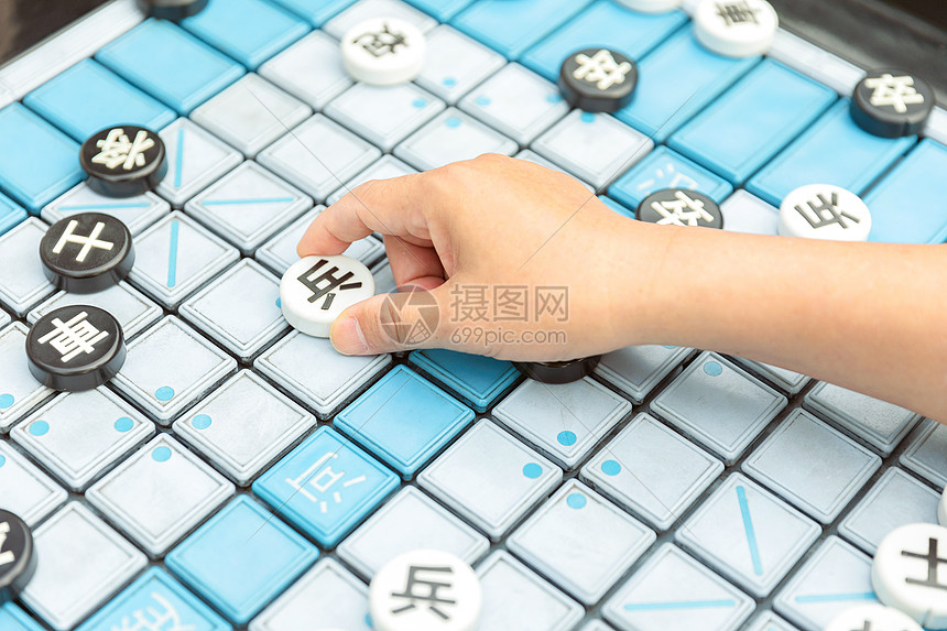 老年人下棋特写图片