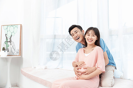 准爸爸摸着准妈妈肚子呵护孕妇背景图片