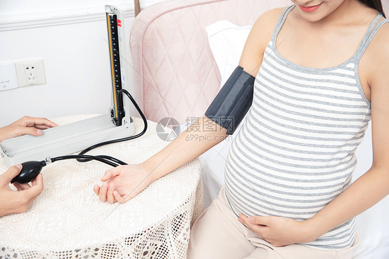 家庭医生给孕妇量血压图片