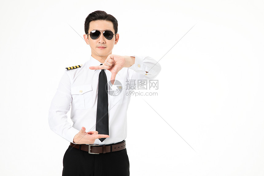 机长飞行员戴着墨镜形象图片