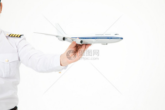 机长飞行员拿着飞机模型图片