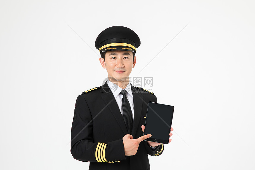 飞行员机长拿着平板电脑图片
