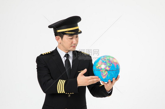 飞行员拿地球仪图片