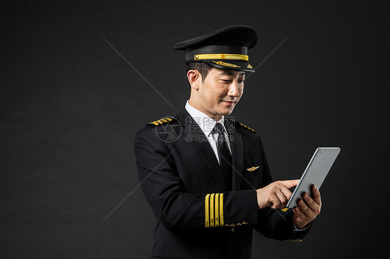 飞行员拿平板电脑图片
