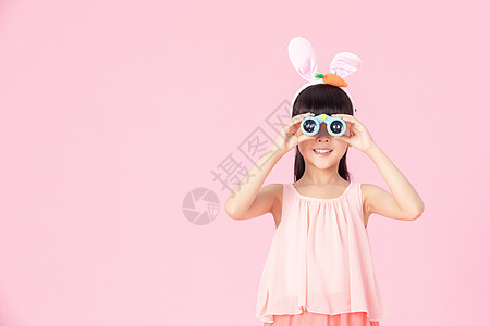 儿童生日可爱小女孩带着兔耳朵拿着望远镜背景